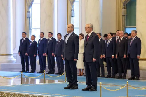 استقبال رسمی از پزشکیان در کاخ ریاست جمهوری قزاقستان بعلاوه عکس