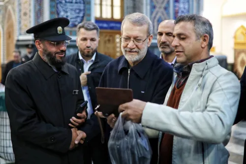 عکسی خاص از لاریجانی در حرم امام رضا(ع)