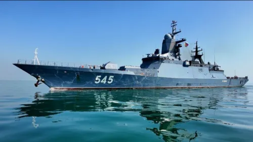 پهلوگیری ناو بالگردبر روسیه در منطقه یکم امامت نداجا در بندرعباس